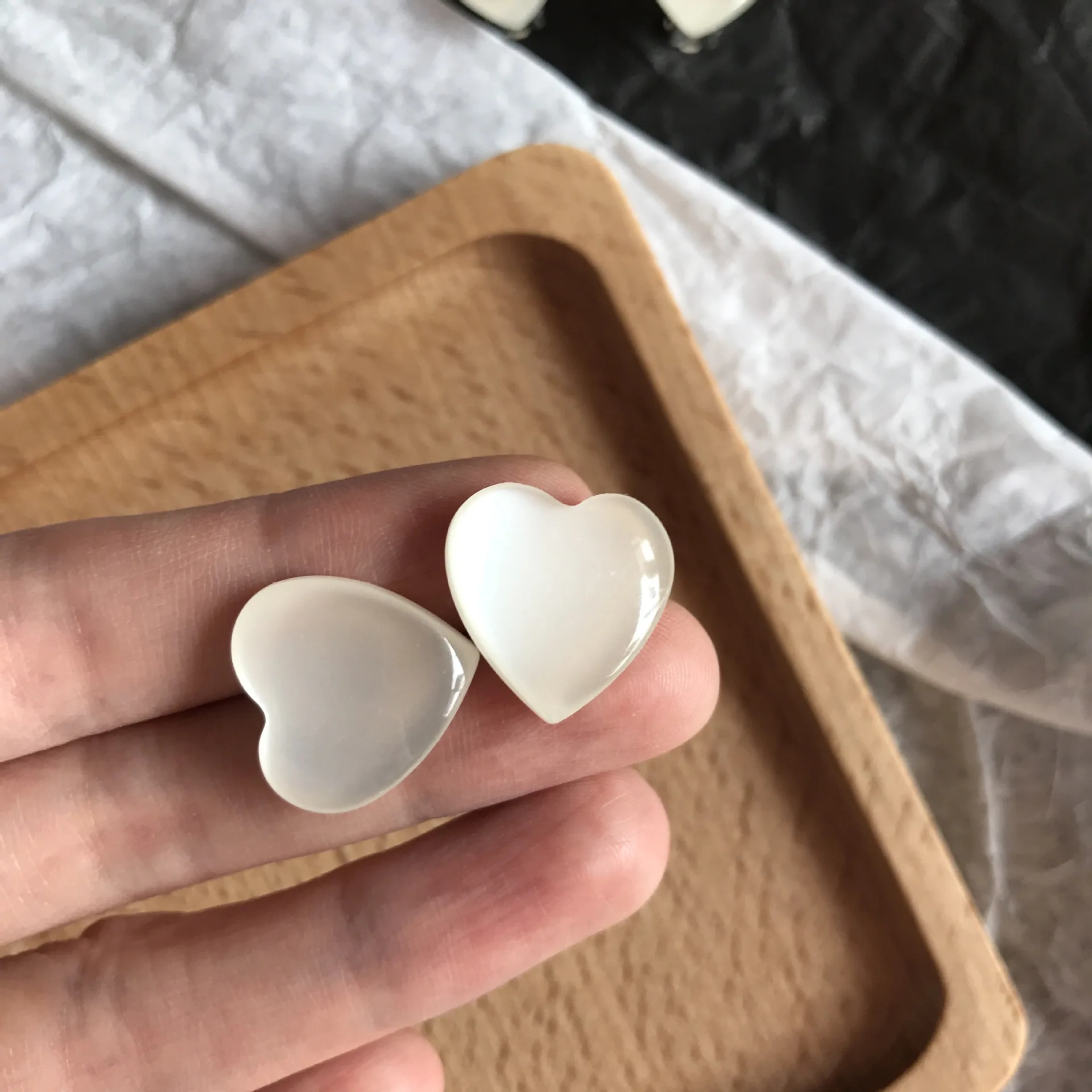 

Korean Vintage Love Earrings for Women Acrylic White Moonlight Imitation Cat Eye Small Studs Simple Temperament Girl Earring Hot