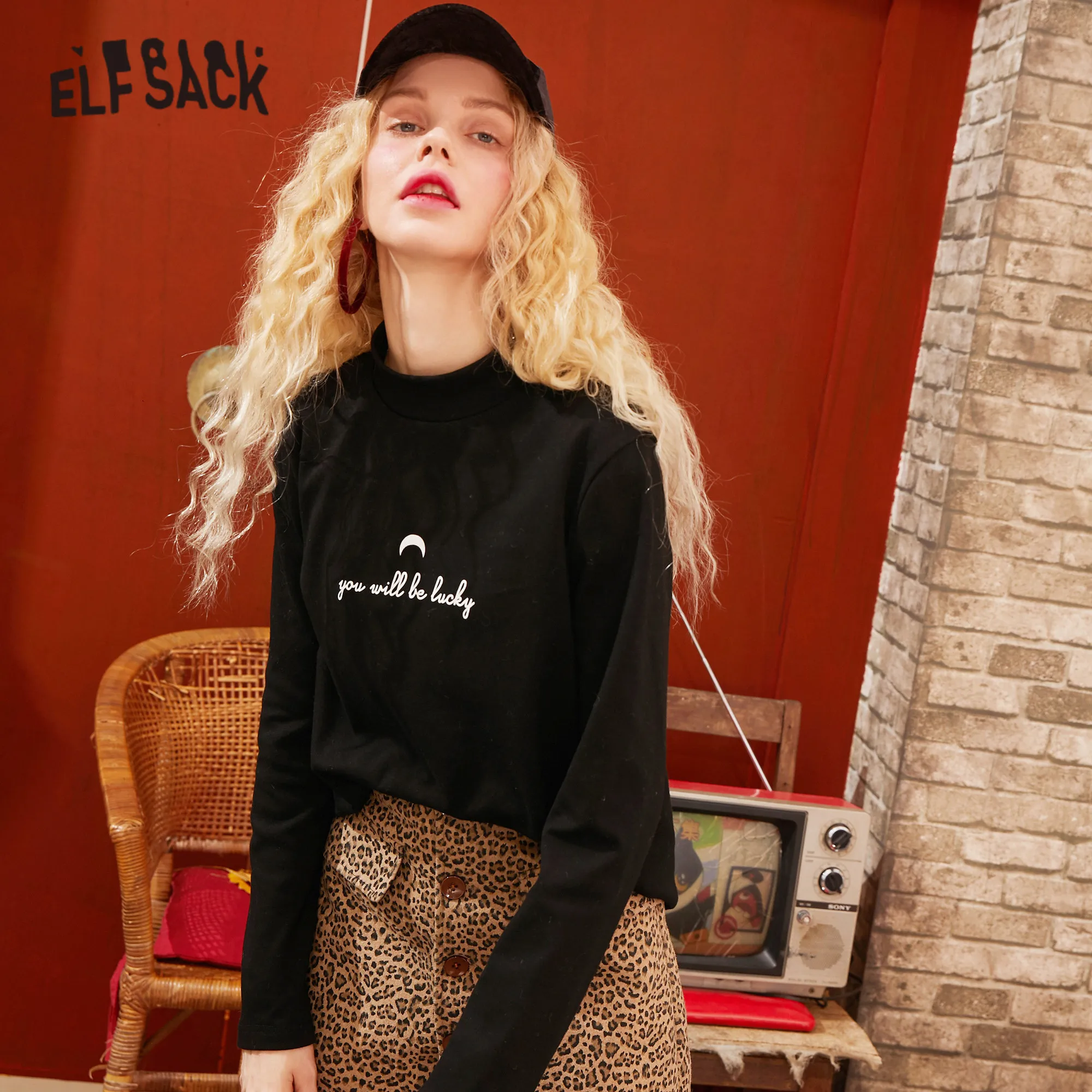 Женская Однотонная футболка ELFSACK черная с буквенным принтом в минималистичном