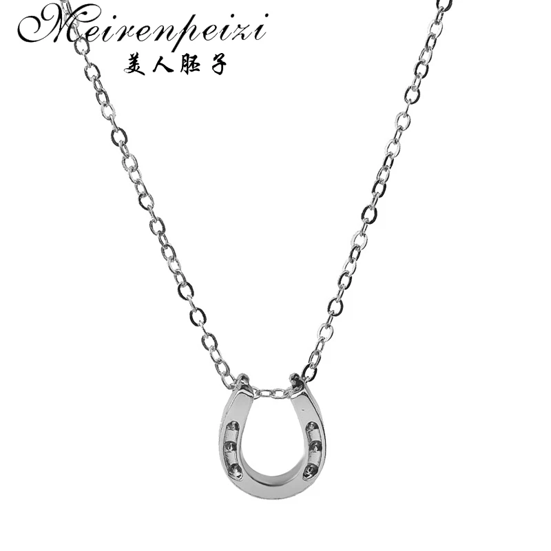 Ожерелье в форме подковы на удачу со сверкающим кулоном посеребренное