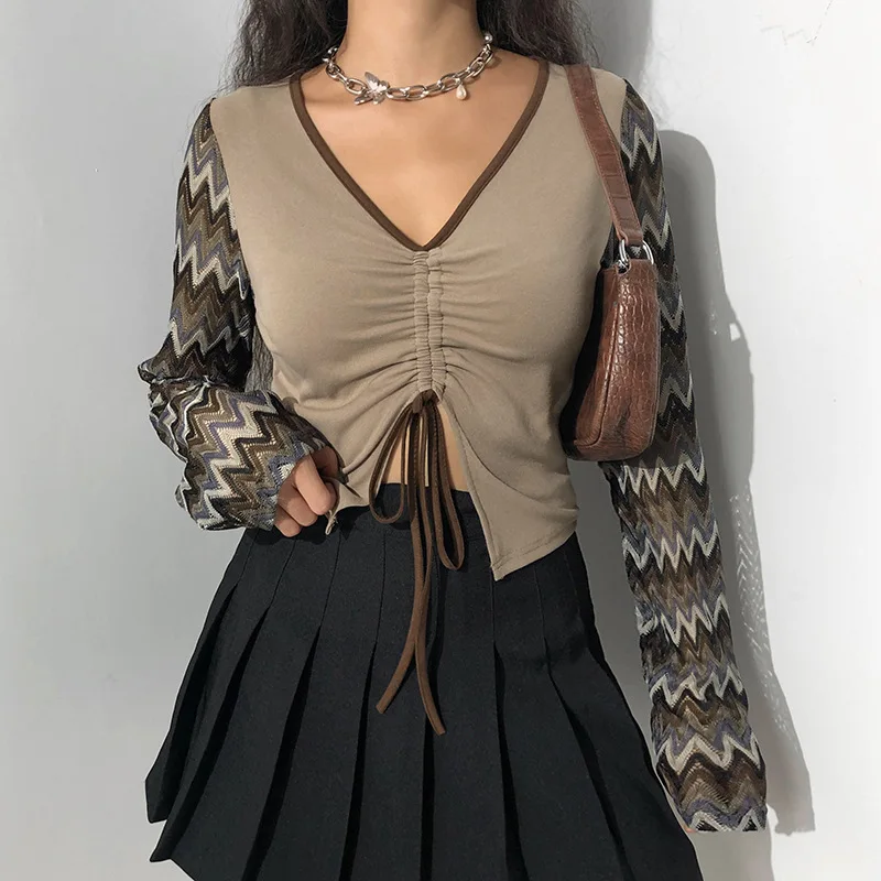 

Футболка со шнуровкой и V-образным вырезом