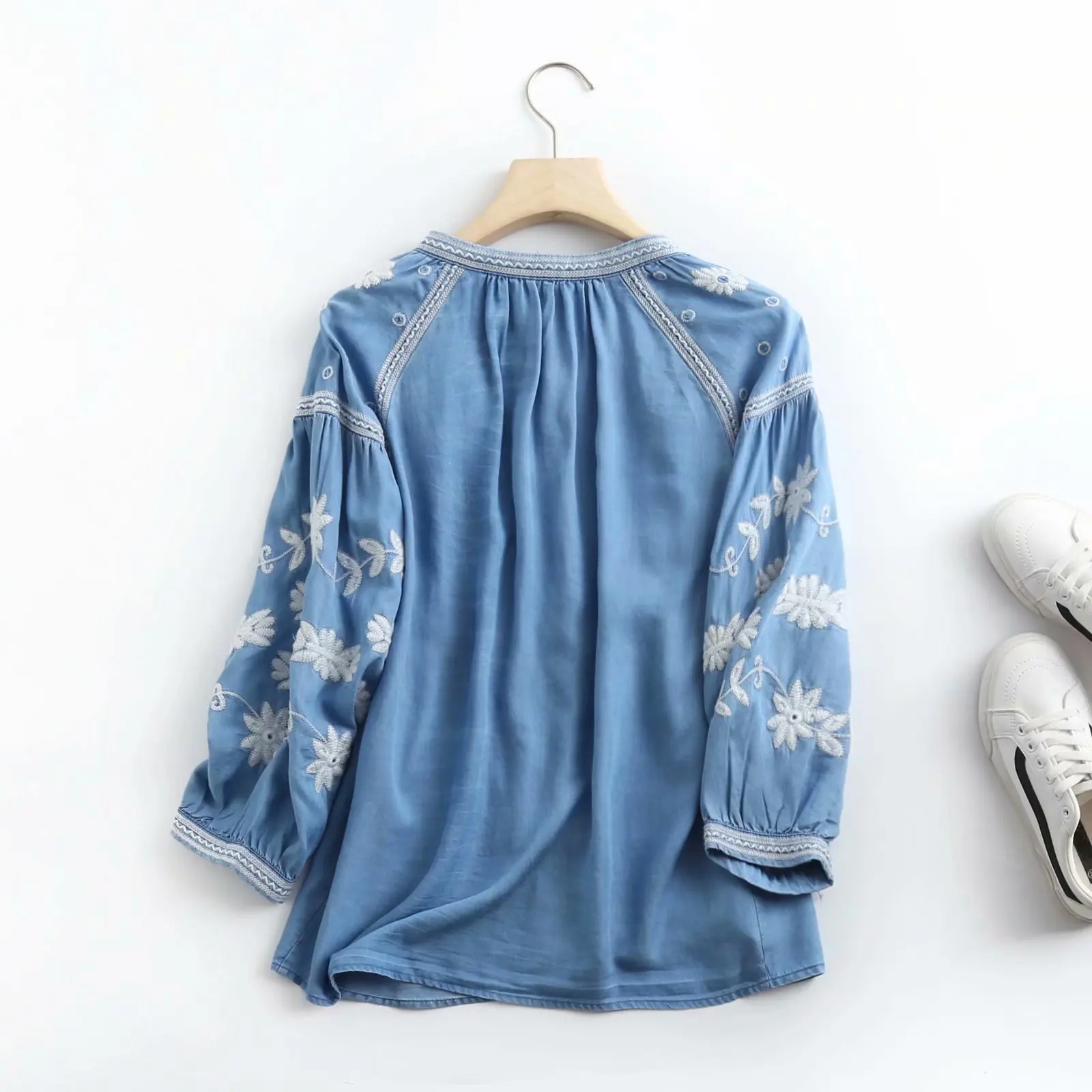 

Vintage Chic Women Floral Embroidery Blouses Long Sleeve V-neck Button Loose Jeans Shirts Beach Bohemian Denim Blouse Shirt