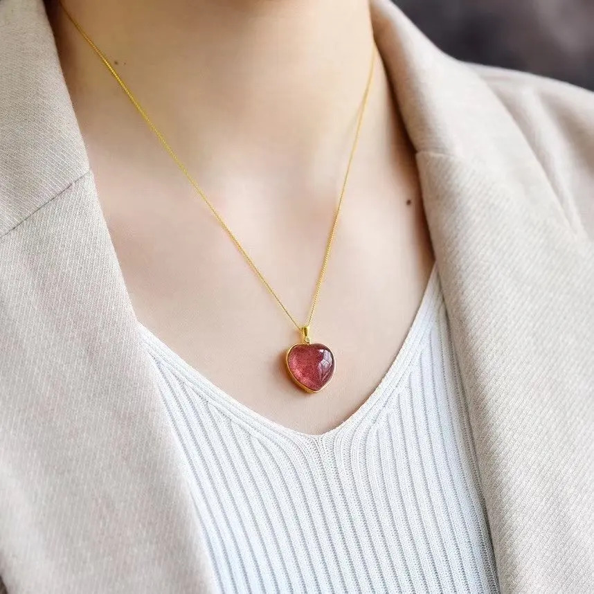 Подвеска в виде сердца с натуральным кристаллом клубники старинное золото