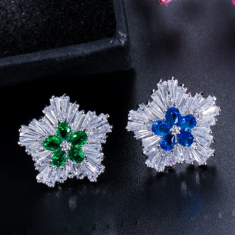 Женские серьги гвоздики BeaQueen красивые блестящие с фианитом зеленого цвета
