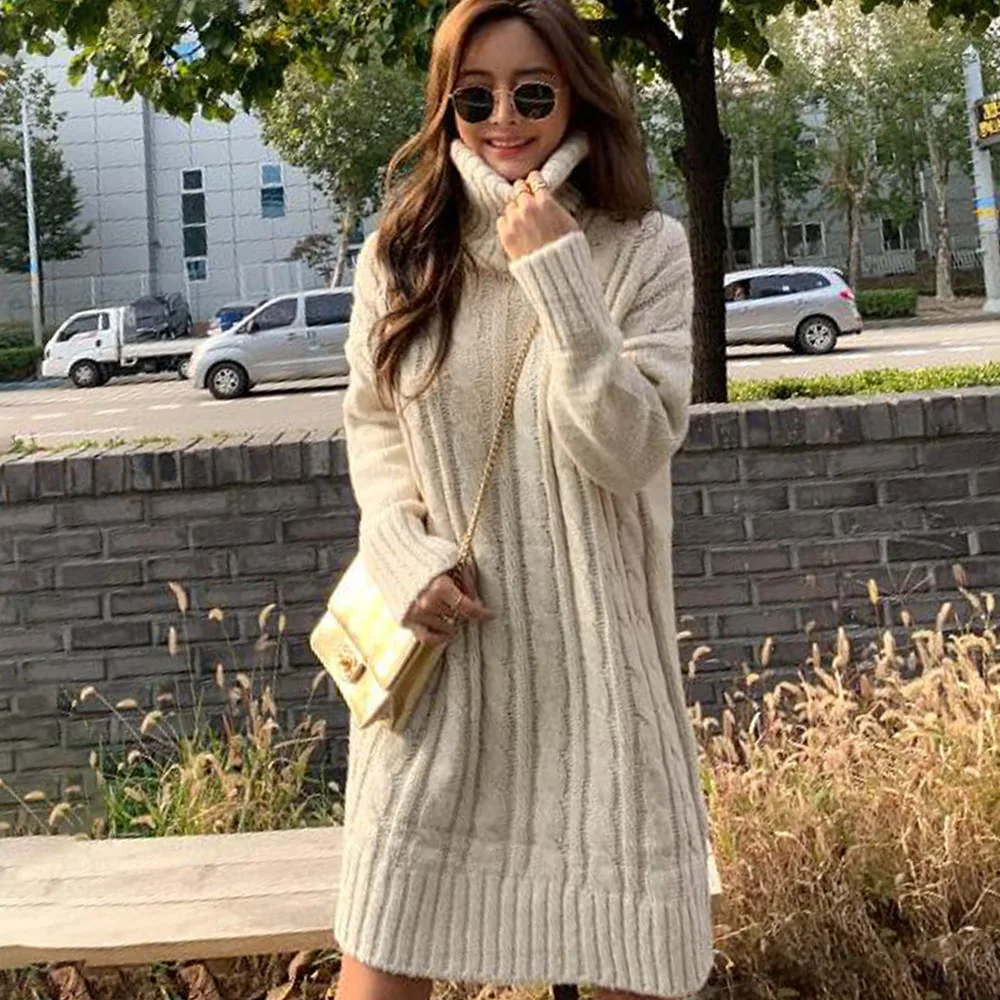 Женское вязаное платье-свитер с высоким воротом однотонное бежевое теплое