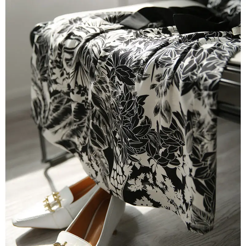 

2021 summer new French retro black and white printed lace-up long dress for women