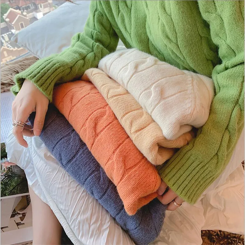 Короткий женский свитер на бретельках свободного кроя осенне-зимний с длинным