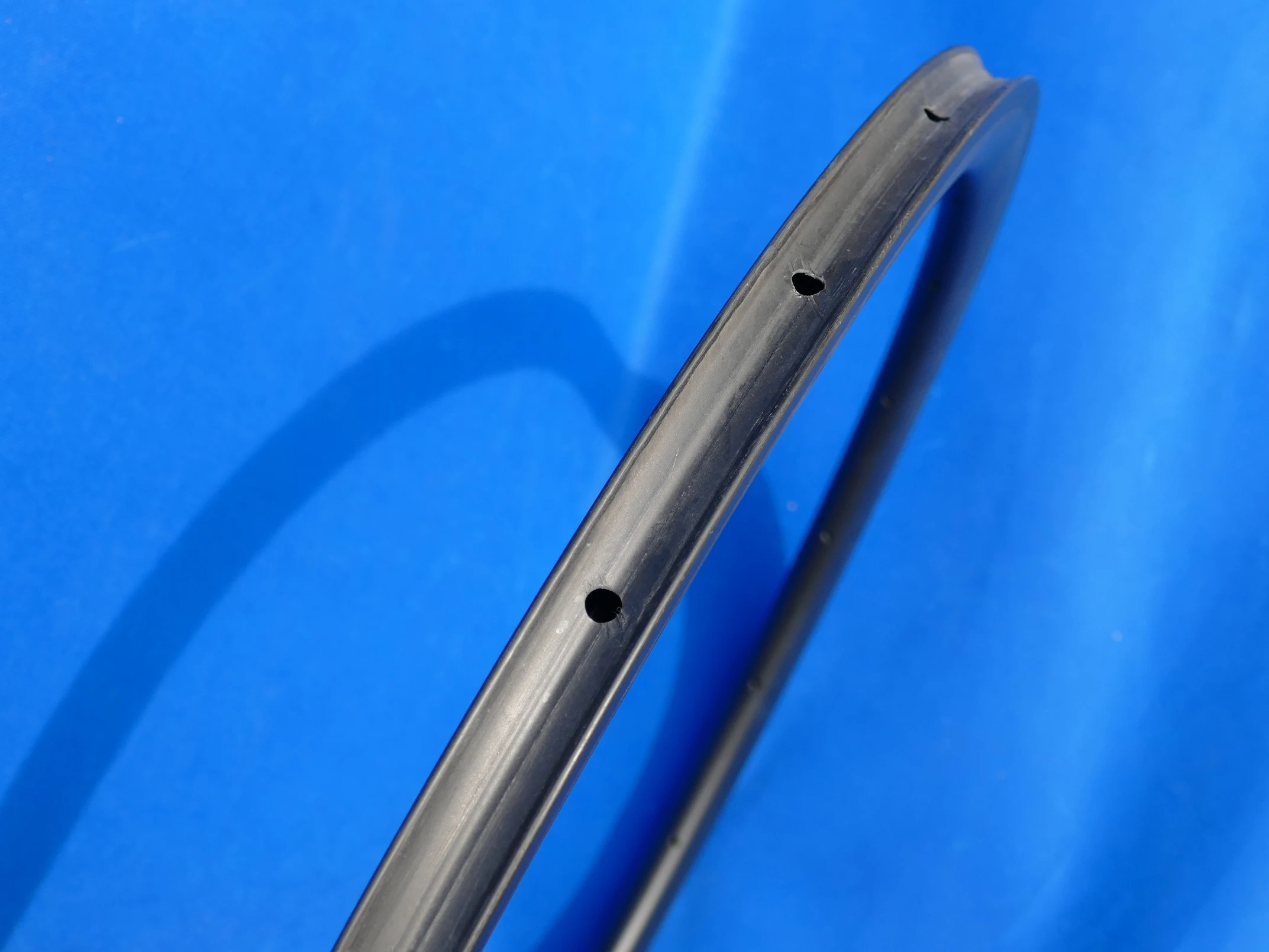 В комплект входит 1 пара ободов полностью карбоновые велосипедные трубчатые