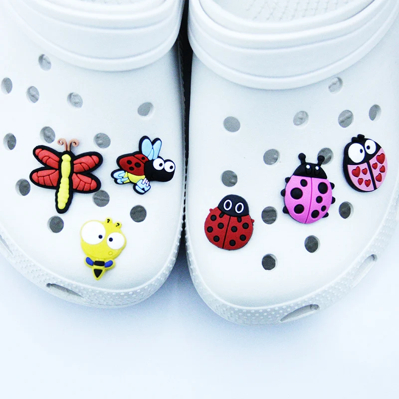 

Sell 1 Piece Of Cartoon Animal Bee Cute Pendant Crocodile Shoe Accessories PVC Crocodile Jibz Buckle Children's Gift
