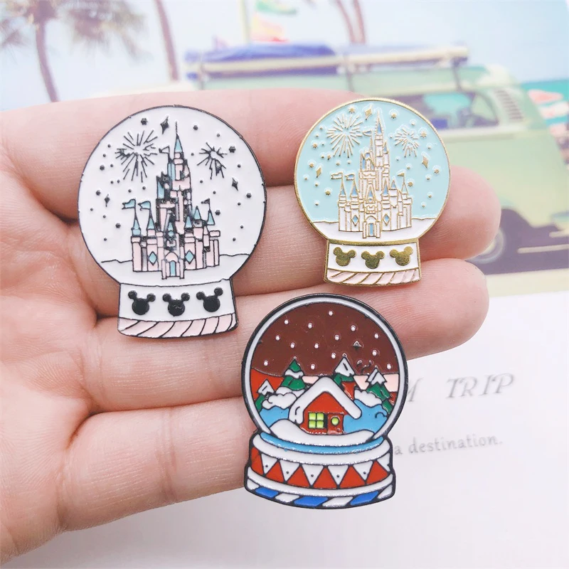 Эмалированная брошь с изображением замка хрустального шара фейерверка