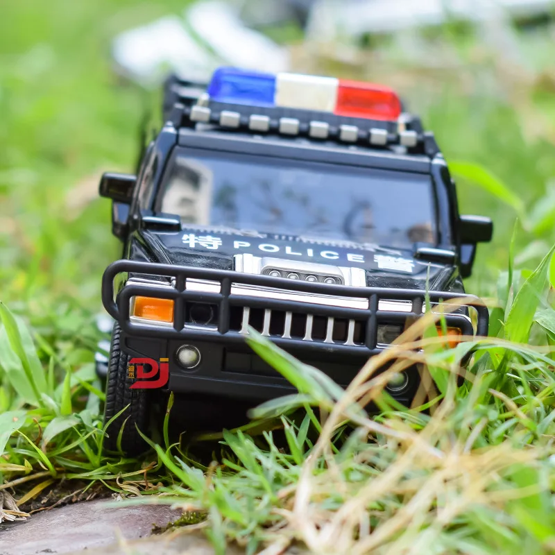 

1: 32 alloy simulation six-wheeled off-road police car with sound and light chariot model vehicle pull back 071