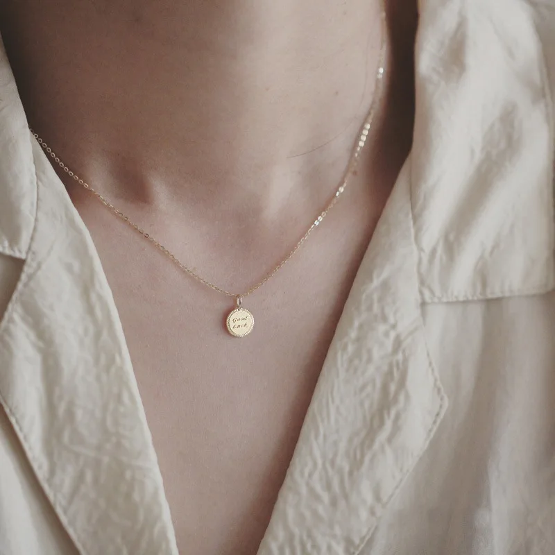 

Кулон из серебра 925 пробы в виде маленькой золотистой монеты