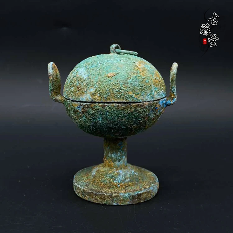 Коллекция антикварных принадлежностей древних посуда бронзовые украшения в