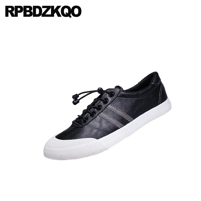 Мужские повседневные кроссовки черные или коричневые на шнуровке плоской