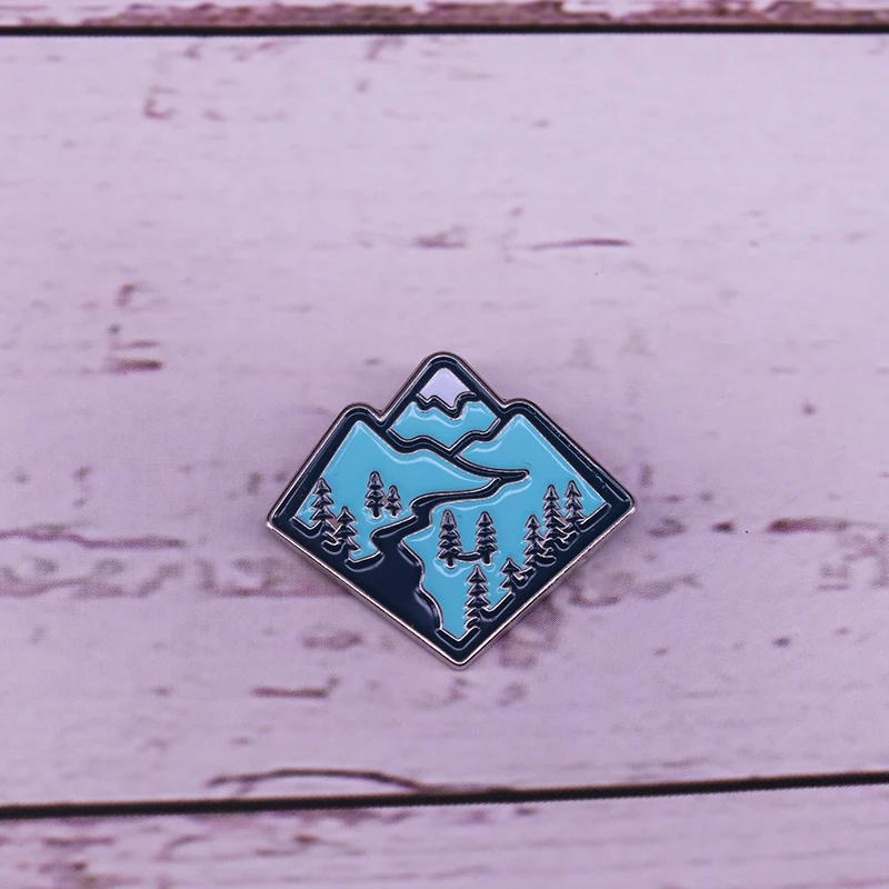 Эмалированная шпилька с изображением синей горы подарок для любителей природных