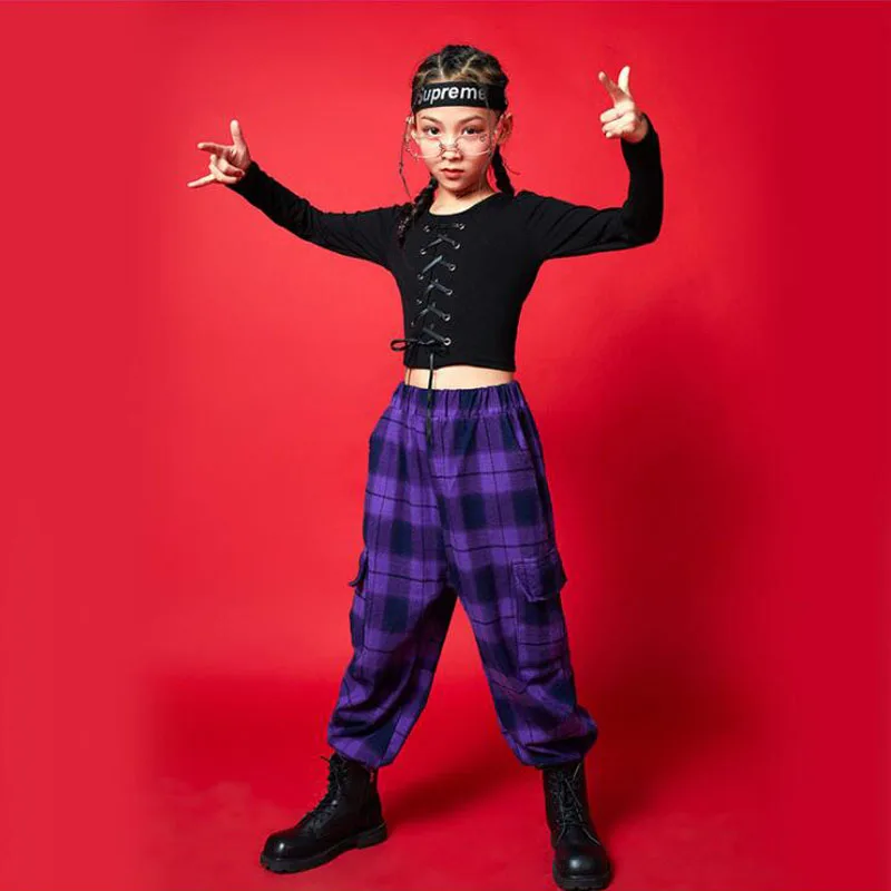 

Крутая Одежда для девочек в стиле хип-хоп, черные кроп-топы, одежда для сцены, фиолетовые клетчатые брюки для девочек, костюм для бальных тан...