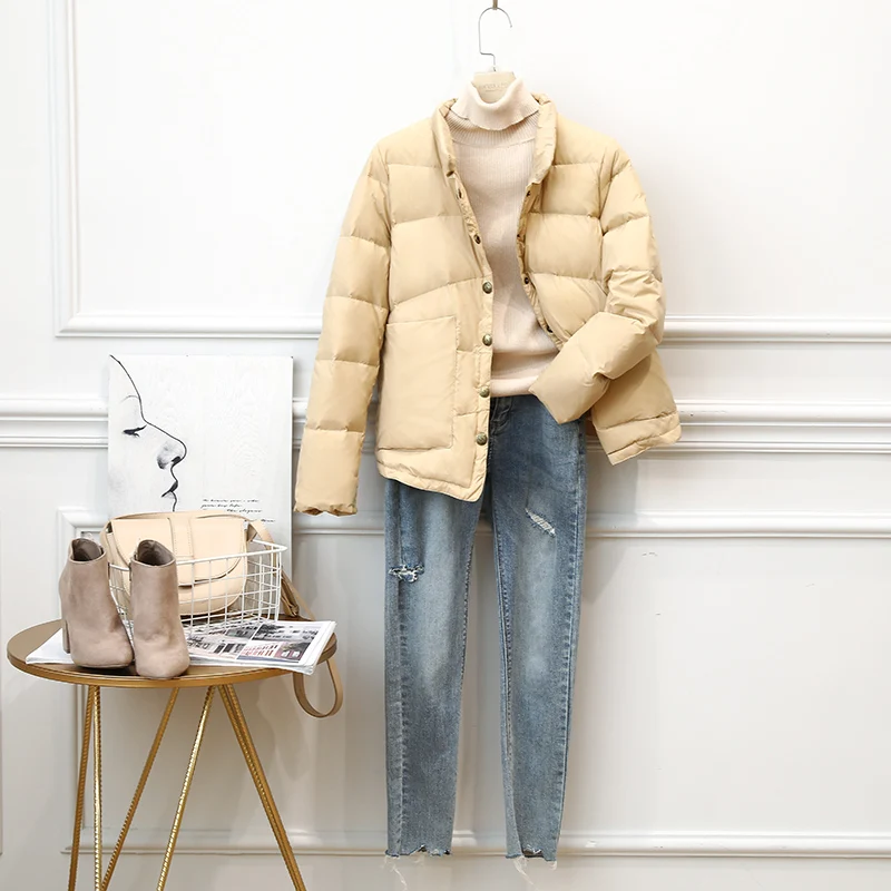 Женский короткий пуховик ультра-светильник на белом утином пуху сезон осень-зима