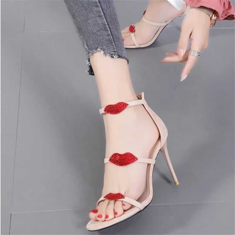 Летние женские туфли на высоком каблуке привлекательные новые сандалии с узором