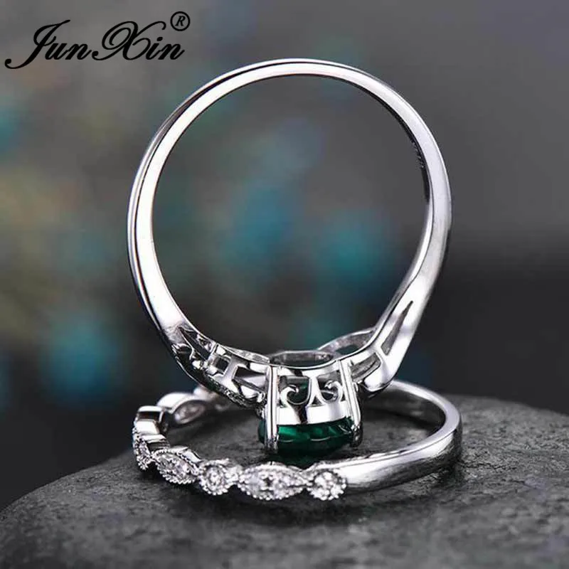 Комплект свадебных колец с грушевидной огранкой и зеленым камнем Женское