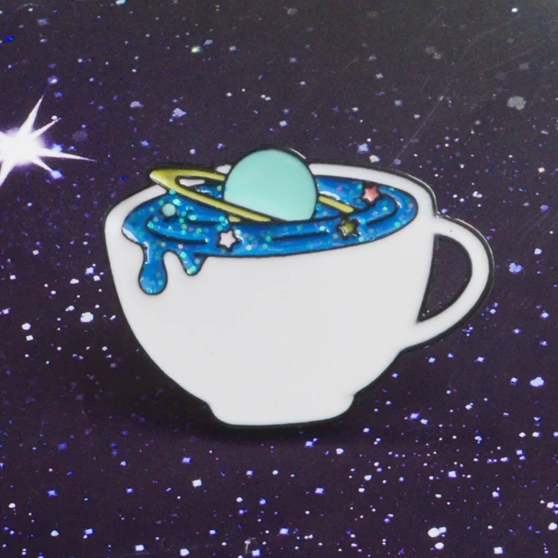 Белая космическая чашка полная синего звездного Сатурна бегущая брошь личность