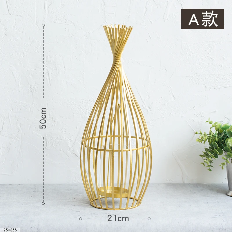 

Golden Candle Holder Geometric Europe Lantern Romantic Dinner Tealight Candle Holder Modern Porta Candele Home Decor AD50CH