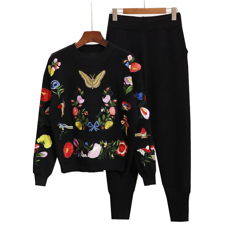 

SuperAen Winter New Embroidered Butterfly Flower Loose Full T-Shirt Top Small Leg Pants Two Piece Set Women