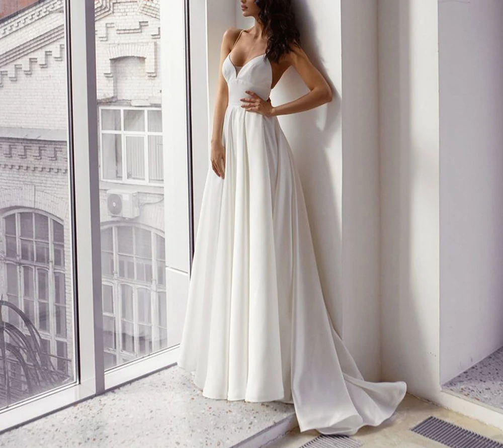 

Атласное свадебное платье со шлейфом, открытой спиной и перекрестными лямками