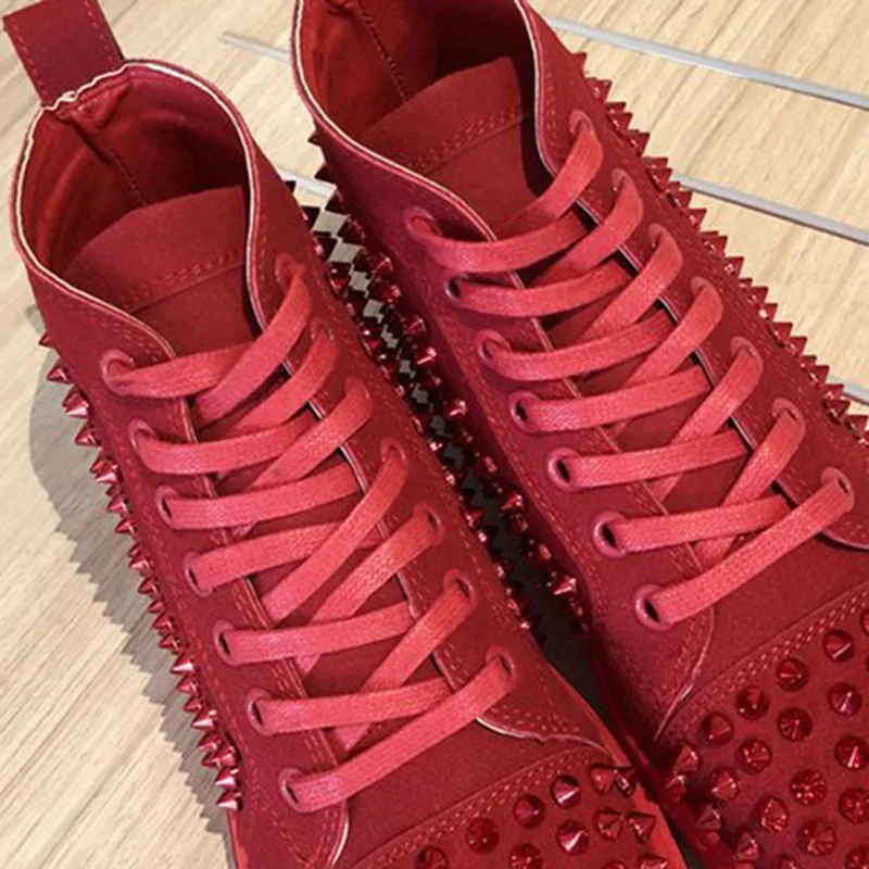 Однотонные кроссовки со шнуровкой и шипами повседневные Ботинки martin на плоской