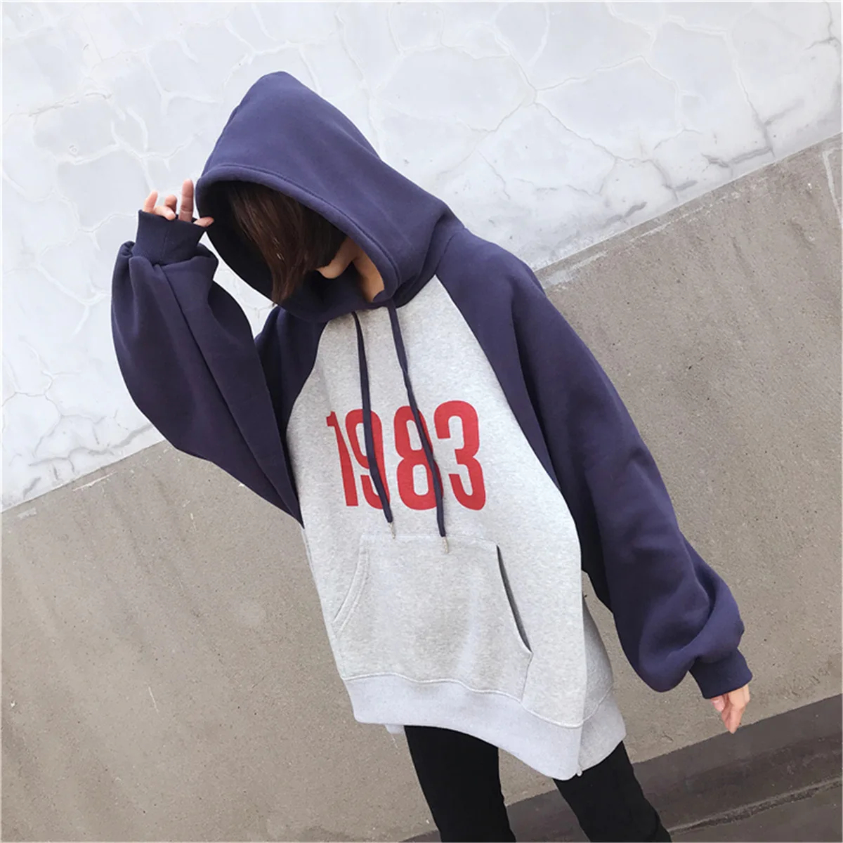 Женская толстовка с капюшоном свободного покроя контрастных цветов | одежда