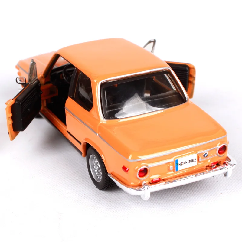 Bburago 1:32 1972 BMW 2002 Tii винтажная Автомобильная литая под давлением прозрачная витрина