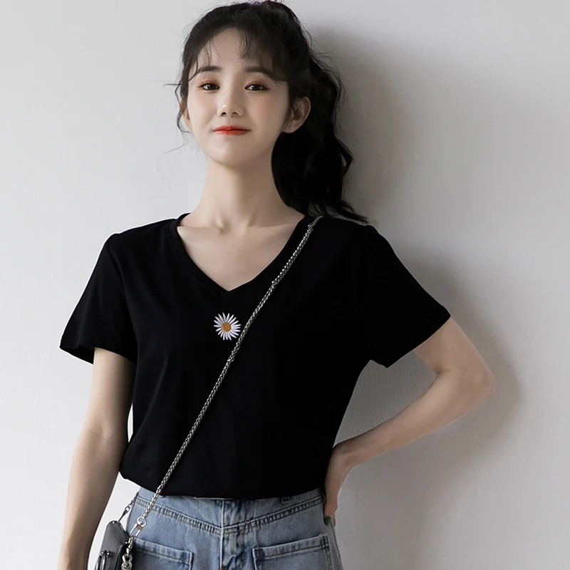 Женская свободная футболка с коротким рукавом черная вышивкой и V образным