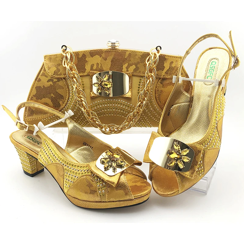 Italian Newest Special Rhinestone and Metal Decoration Style Women Shoes and Bag Set in Gold Color Italian Newest Special Rhinestone and Metal Decoration Style Women Shoes and Bag Set in Gold Color