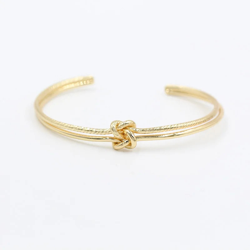 Цветной красивый браслет из розового золота с разноцветными браслетами для