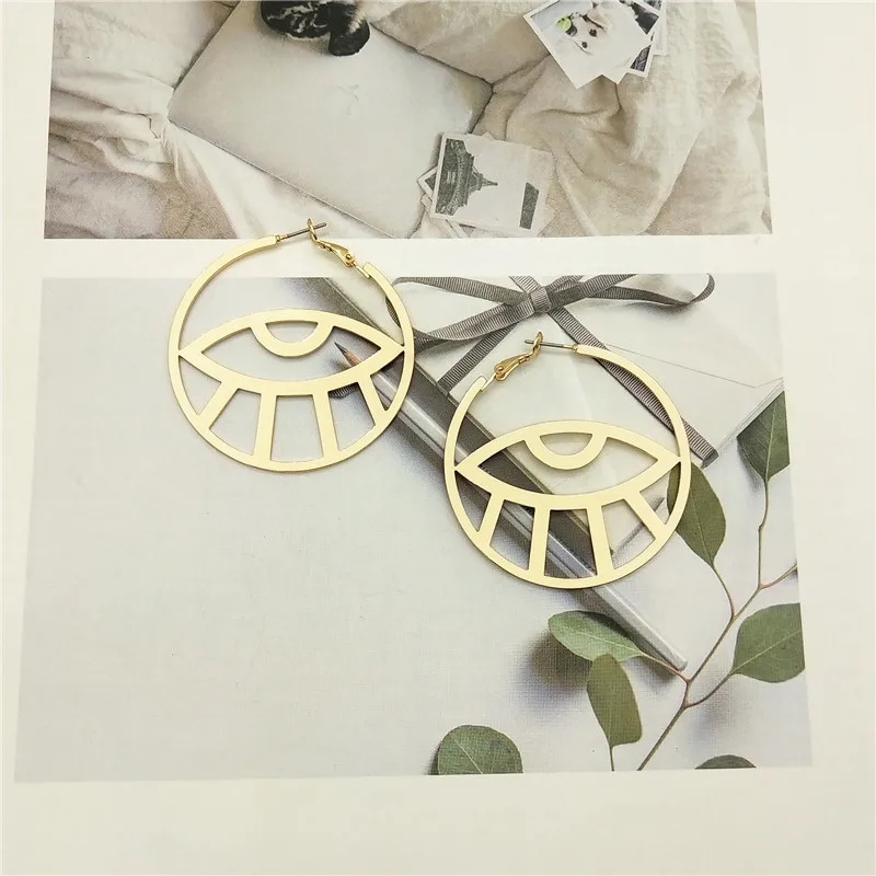 Модные серьги-кольца в абстрактном стиле с большими круглыми глазами золотого и