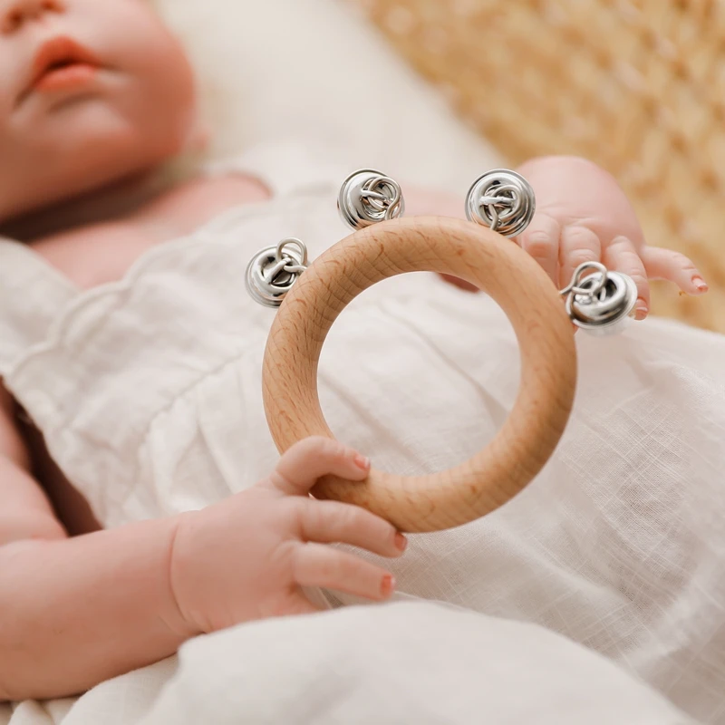 

1pc Wooden Music Rattle Toys Teething Ring Beech Wood Bed Bell BPA Free 0-12 Months Ring Hand Bell Baby Teether For Kids Gift