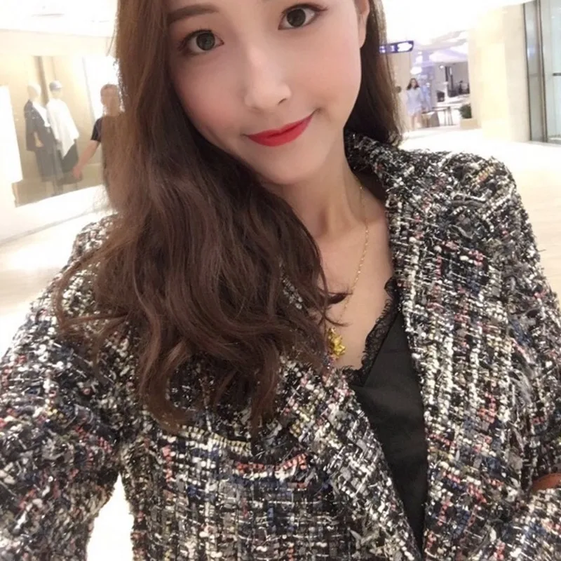 Женская твидовая куртка средней длины элегантная приталенная офисная с бахромой