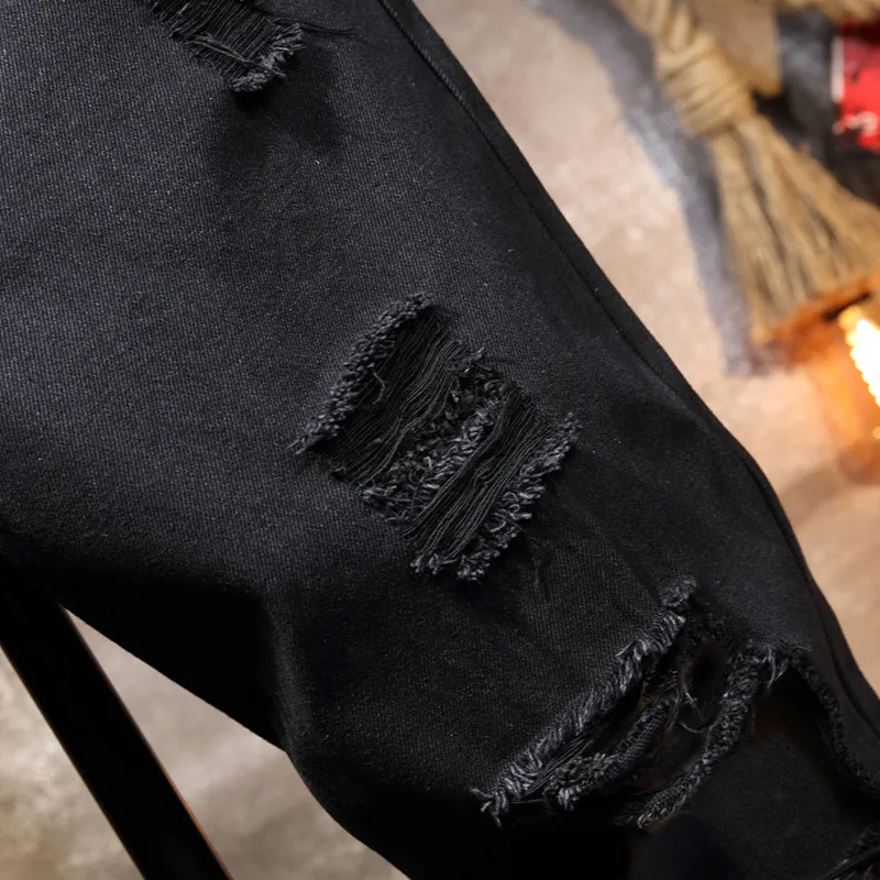 Джинсы мужские в стиле хип-хоп черные зауженные рваные нестандартной формы |