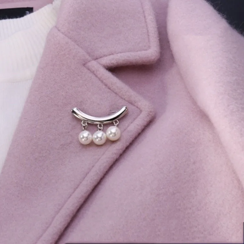 Простая металлическая брошь с красным жемчугом и подвеской булавки для пальто