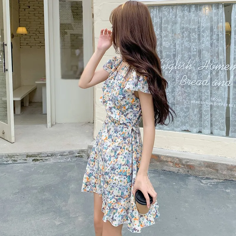 Женское платье с V-образным вырезом цветочным принтом и коротким рукавом |