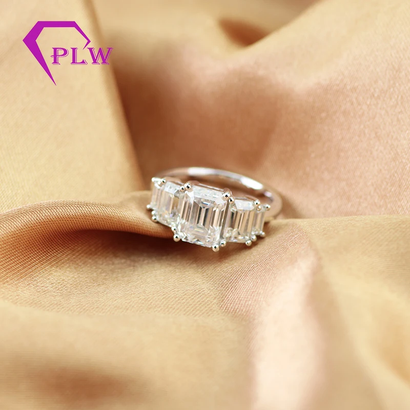 Красивое кольцо из белого золота 18 К 3 камня прозрачный D цвет белый изумруд