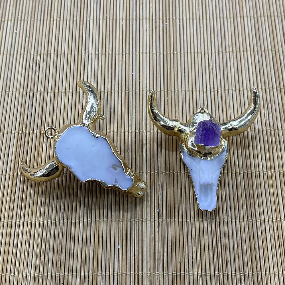 Ожерелье из натуральной смолы кулон инкрустированный красочным кристаллом в