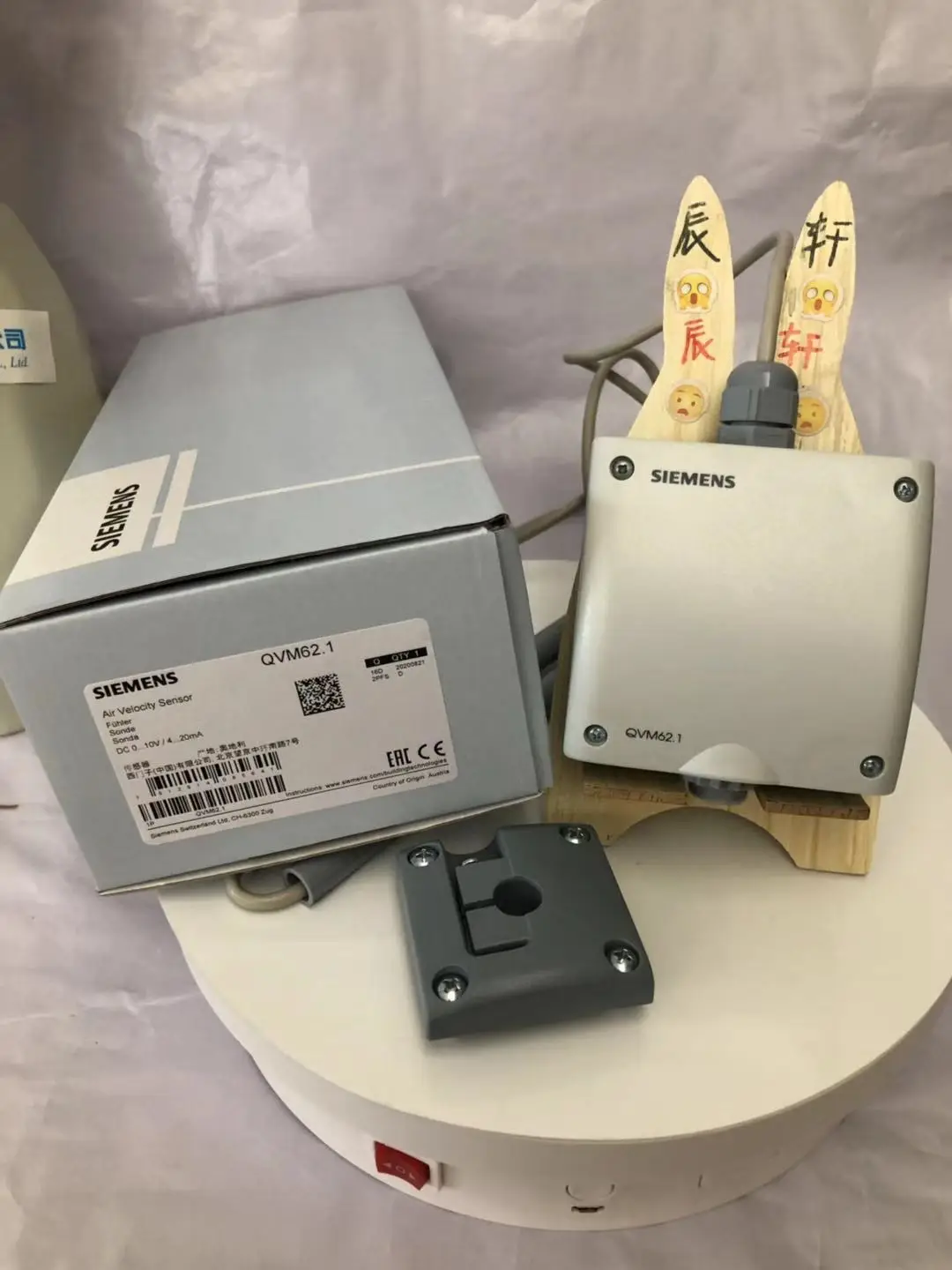 

Siemens QVM62.1 Air Sensor Used For Modulating Fan Control In Primary Plants To Set The Basic Volume Flow