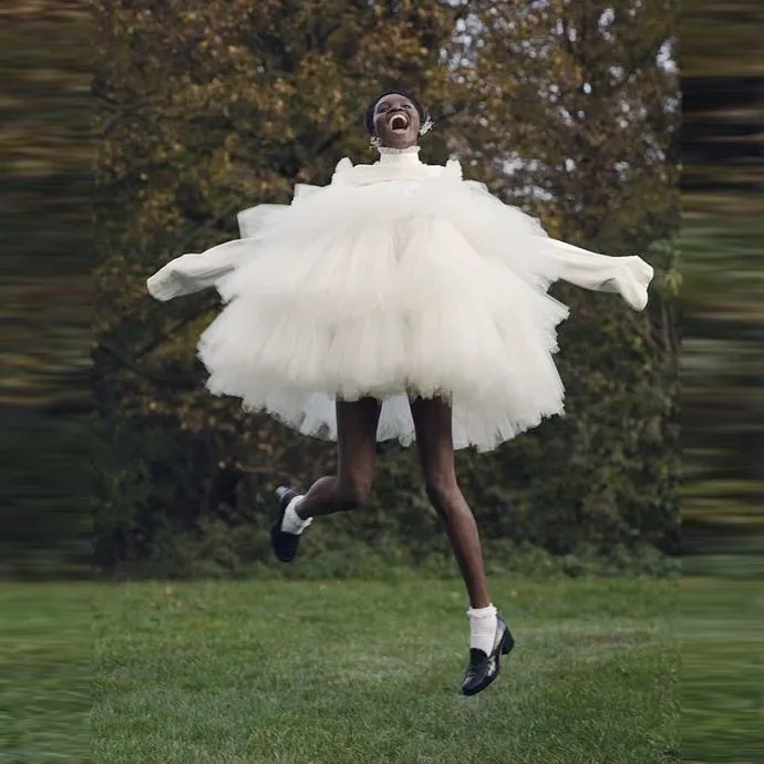 Женское мини-платье белое на тонких бретелях