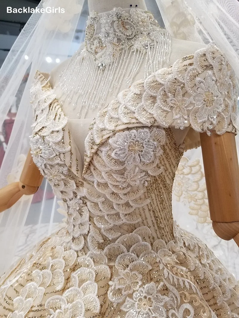 Пышное свадебное платье с коротким рукавом и ожерельем кисточками богемное в пол