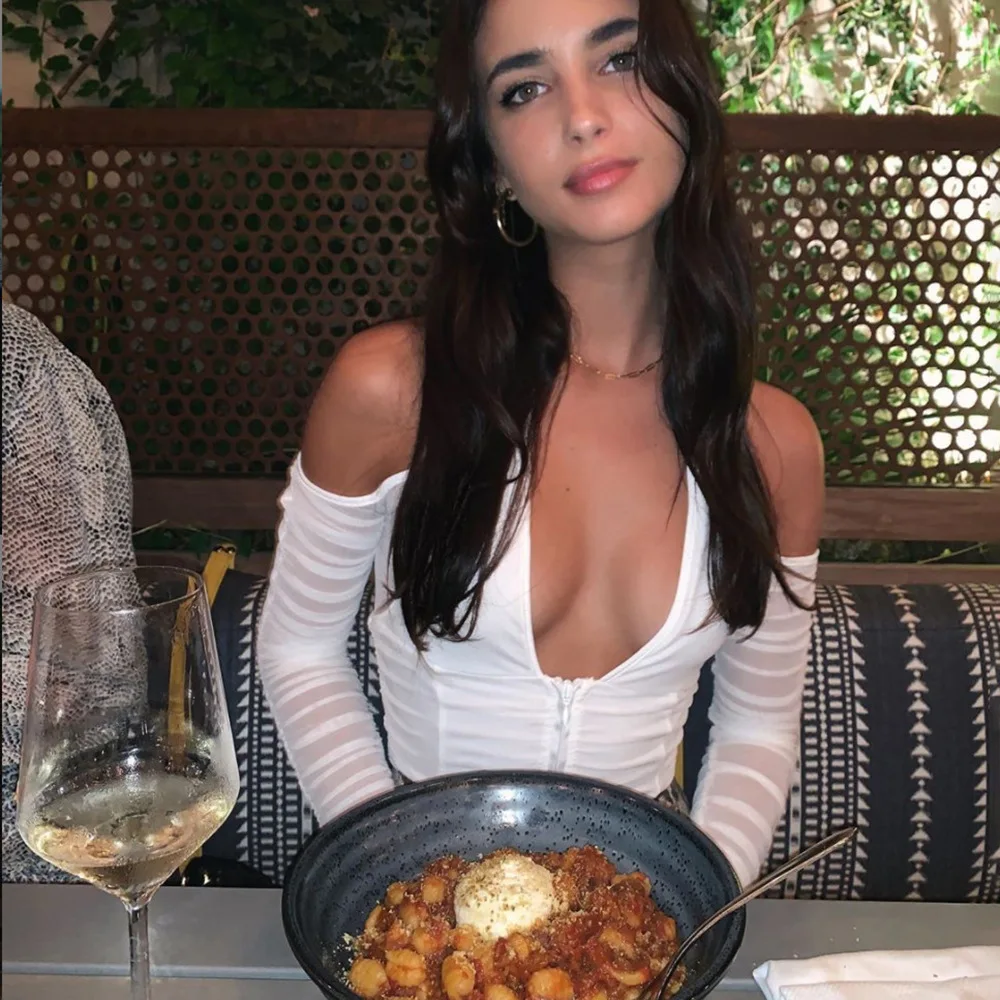 Женский топ с открытыми плечами ArtSu белый сетчатый V-образным вырезом и длинным