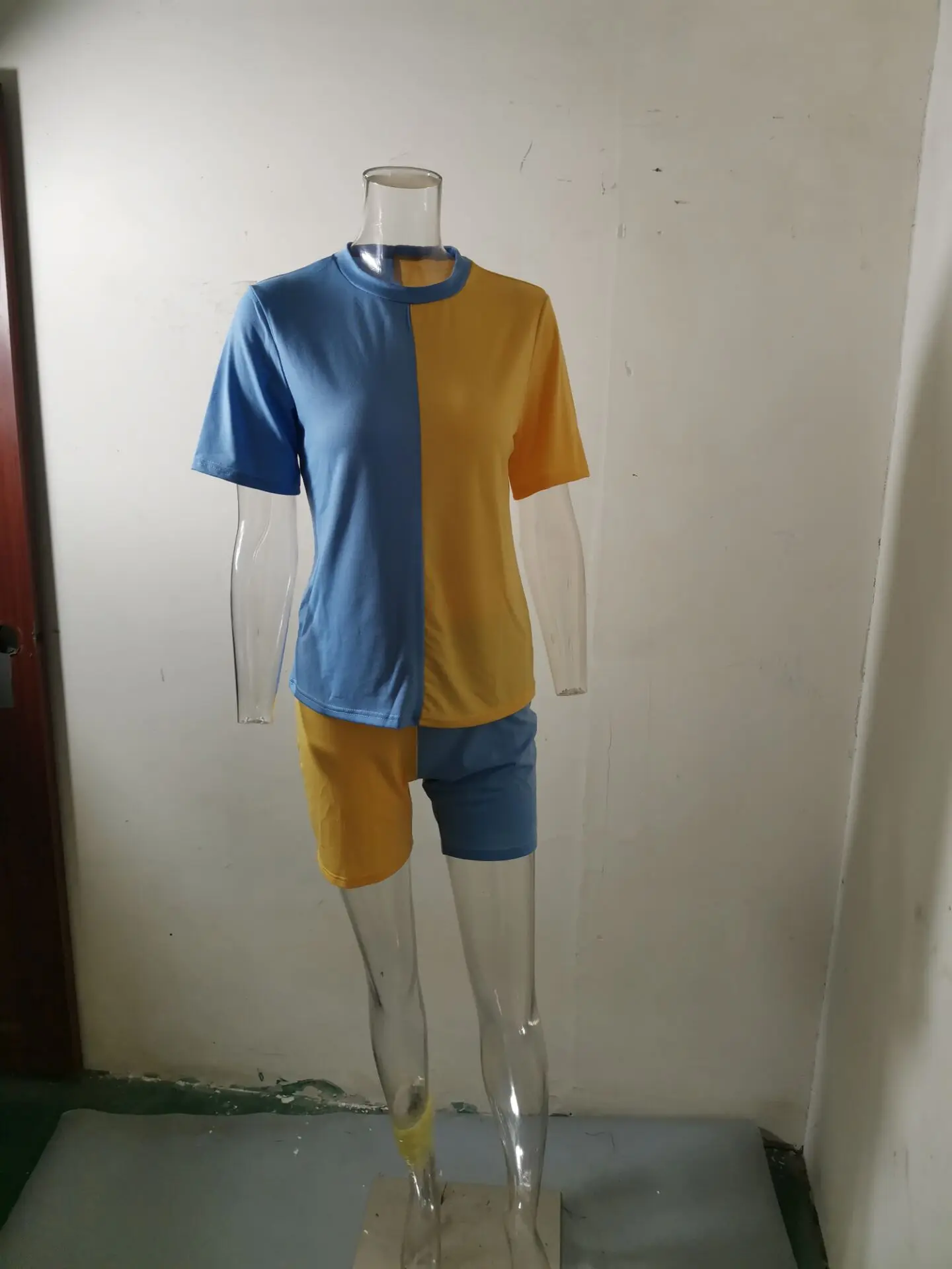 Женский спортивный костюм из двух предметов топ с круглым вырезом и облегающие