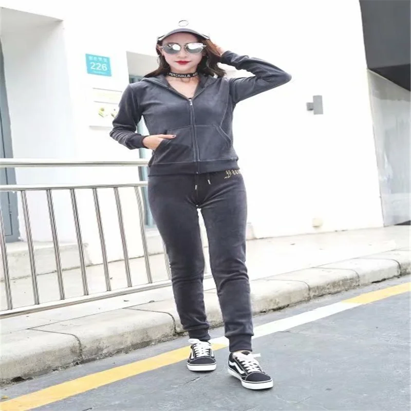 Костюм спортивный женский вельветовый с надписью и воротником-капюшоном на