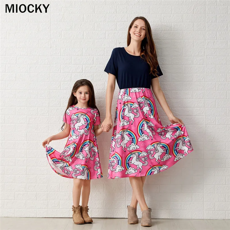 2020 г. Платья для мамы и дочки одинаковые платья с короткими рукавами принтом