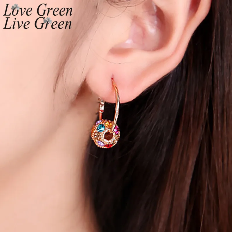 В Корейском стиле золотого цвета украшенные разноцветными кристаллами серьги