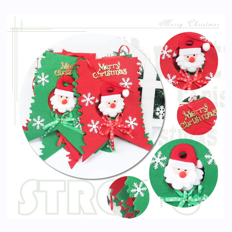 Рождественская елка висит кукла-подвеска в виде снеговика Санта Клаус лося