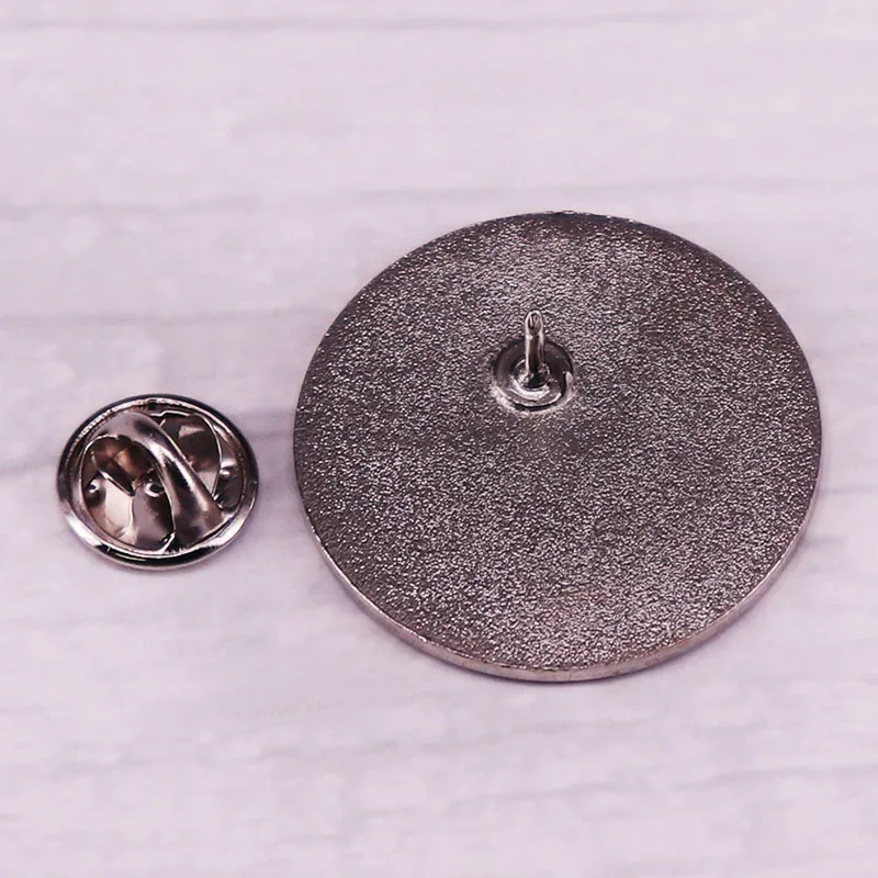 Эмалированная брошь в виде животных